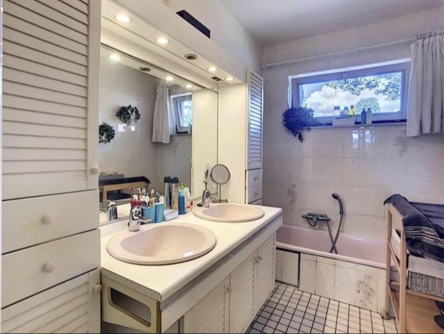 Suite Familiale Avec 2 Chambres Dans Une Villa - Quartier Vert Et Boise - 5 Kms De Namur Luaran gambar